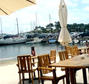 Restaurants und Bars in Porto Pedro  "pieds dans l'eau..."