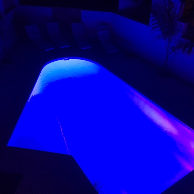 die Farbe des Pools kann man mit LED-Licht selber bestimmen