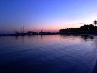 blaue Stunde am Yachthafen und Stadtstrand in Colonia Sant Jordi