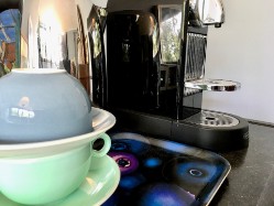 NESPRESSO-Kaffeemaschine und Wasserkocher