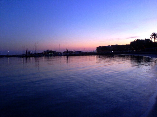 Blaue Stunde am Hafenstrand in Colonia Sant Jordi